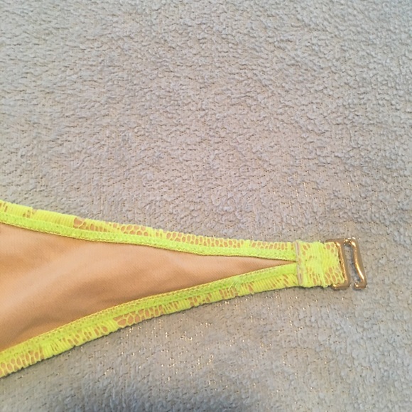 BCBGeneration Sz Medium Bikini swim top . Removable strap . - Picture 11 of 13